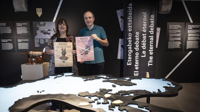 Xabier Alberdi, junto a la diputada de Cultura Goizane Álvarez en la presentación de una exposición en Euskal Itsas Museoa