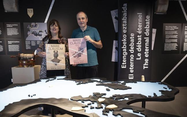 Xabier Alberdi, junto a la diputada de Cultura Goizane Álvarez en la presentación de una exposición en Euskal Itsas Museoa