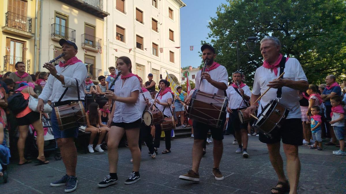 Interpretación del ‘Alkate soinua’ en las Andramaixak de 2025. El grupo de txistularis atxabaltarra acompañado de sus compañeros de Eskoriatza.