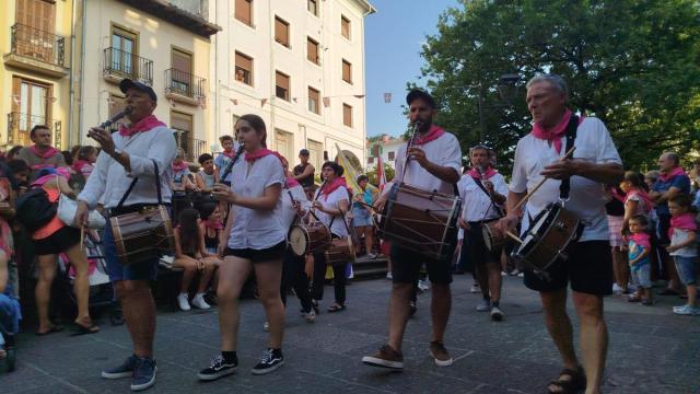 Interpretación del ‘Alkate soinua’ en las Andramaixak de 2025. El grupo de txistularis atxabaltarra acompañado de sus compañeros de Eskoriatza.