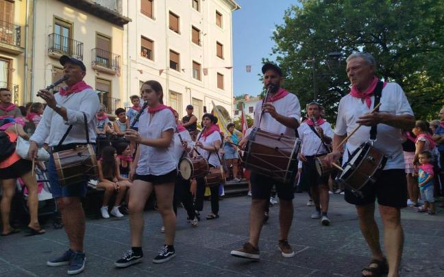 Interpretación del ‘Alkate soinua’ en las Andramaixak de 2025. El grupo de txistularis atxabaltarra acompañado de sus compañeros de Eskoriatza.