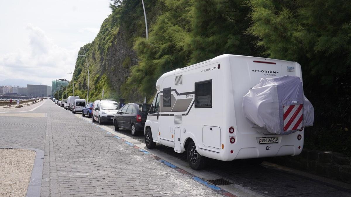 Una autocaravana estacionada en el Paseo Nuevo este martes.