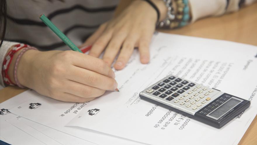 Una estudiante en clase de Matemáticas.