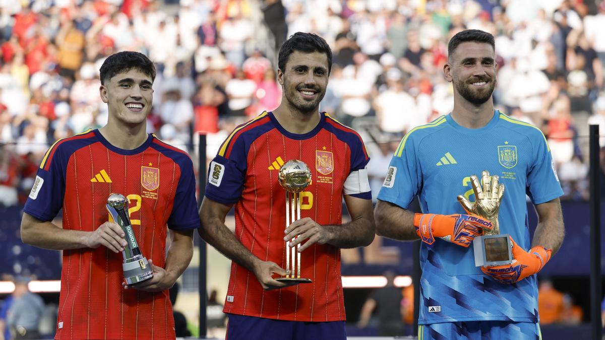 Pau Cubarsí, elegido mejor jugador joven del Mundial; Rodri, premiado con el Balón de Oro, y Unai Simón, dotado con el Guante de Oro.