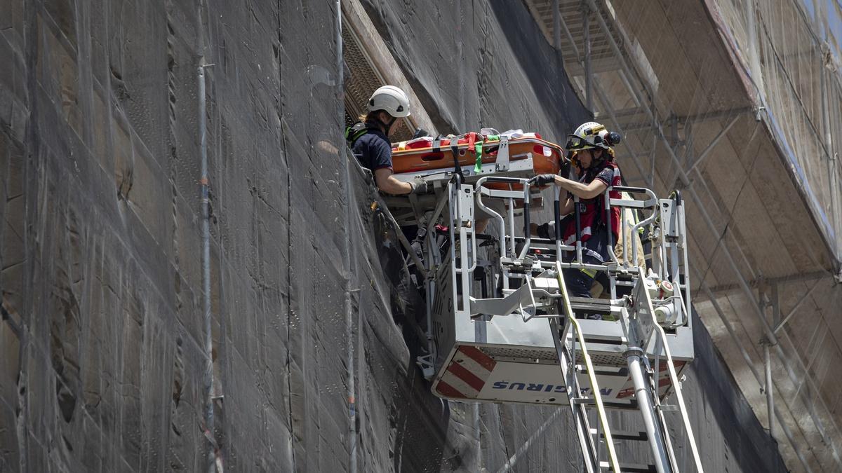 Rescate de un trabajador de la construcción tras una caída.