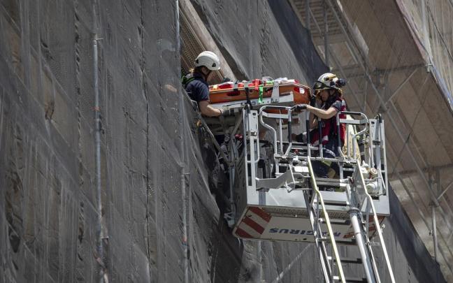 Rescate de un trabajador de la construcción tras una caída. Rescate de un trabajador de la construcción tras una caída.