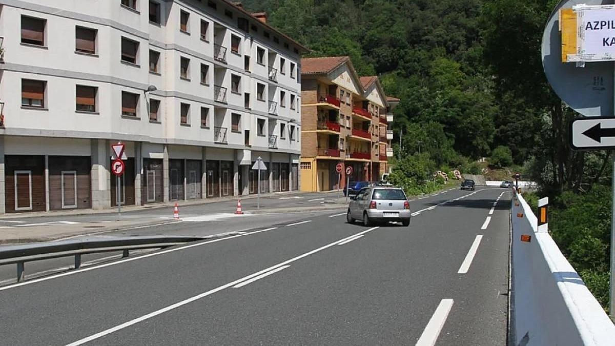 Los vecinos de Mendaro deben esperar en el arcén de la N-634 la llegada del autobús, con el riesgo que ello supone.
