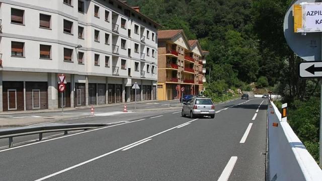 Los vecinos de Mendaro deben esperar en el arcén de la N-634 la llegada del autobús, con el riesgo que ello supone.