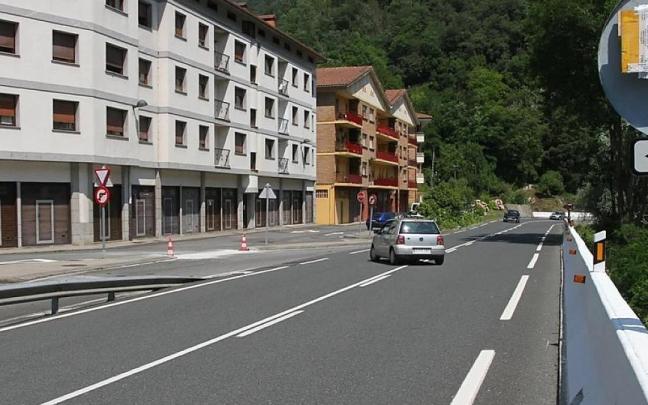 Los vecinos de Mendaro deben esperar en el arcén de la N-634 la llegada del autobús, con el riesgo que ello supone.