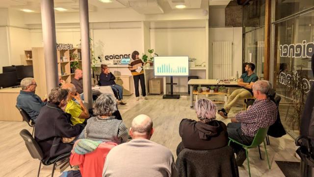 Reunión informativa de miembros de una cooperativa ciudadana.