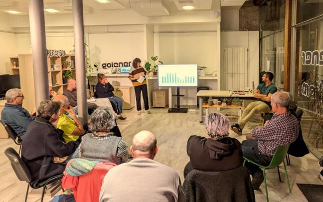 Reunión informativa de miembros de una cooperativa ciudadana.