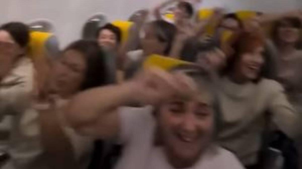 Un grupo de coristas canta 'Lau teilatu' en un avión