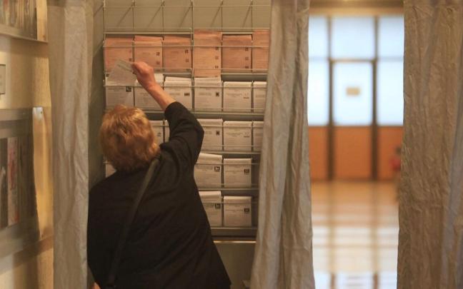 Una mujer, en un colegio electoral de Donostia. Una mujer, en un colegio electoral de Donostia.