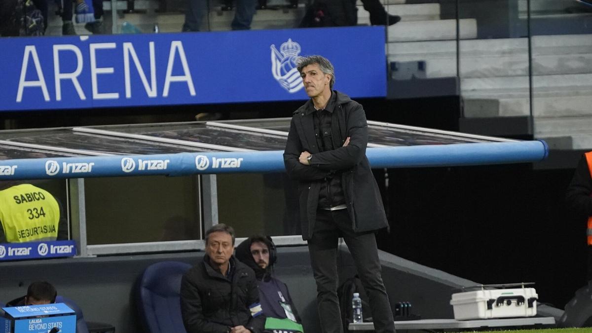 Imanol Alguacil, junto a su banquillo en el estadio de Anoeta. / RUBEN PLAZA