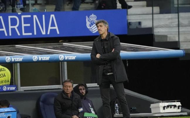 Imanol Alguacil, junto a su banquillo en el estadio de Anoeta. / RUBEN PLAZA