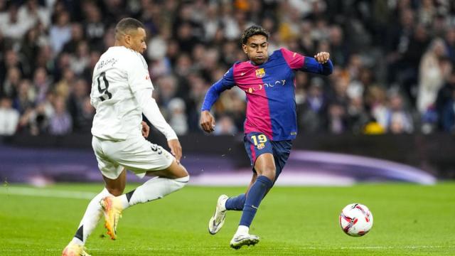 Lamine Yamal y Kylian Mbappé luchando por el balón en un clásico de la temporada pasada