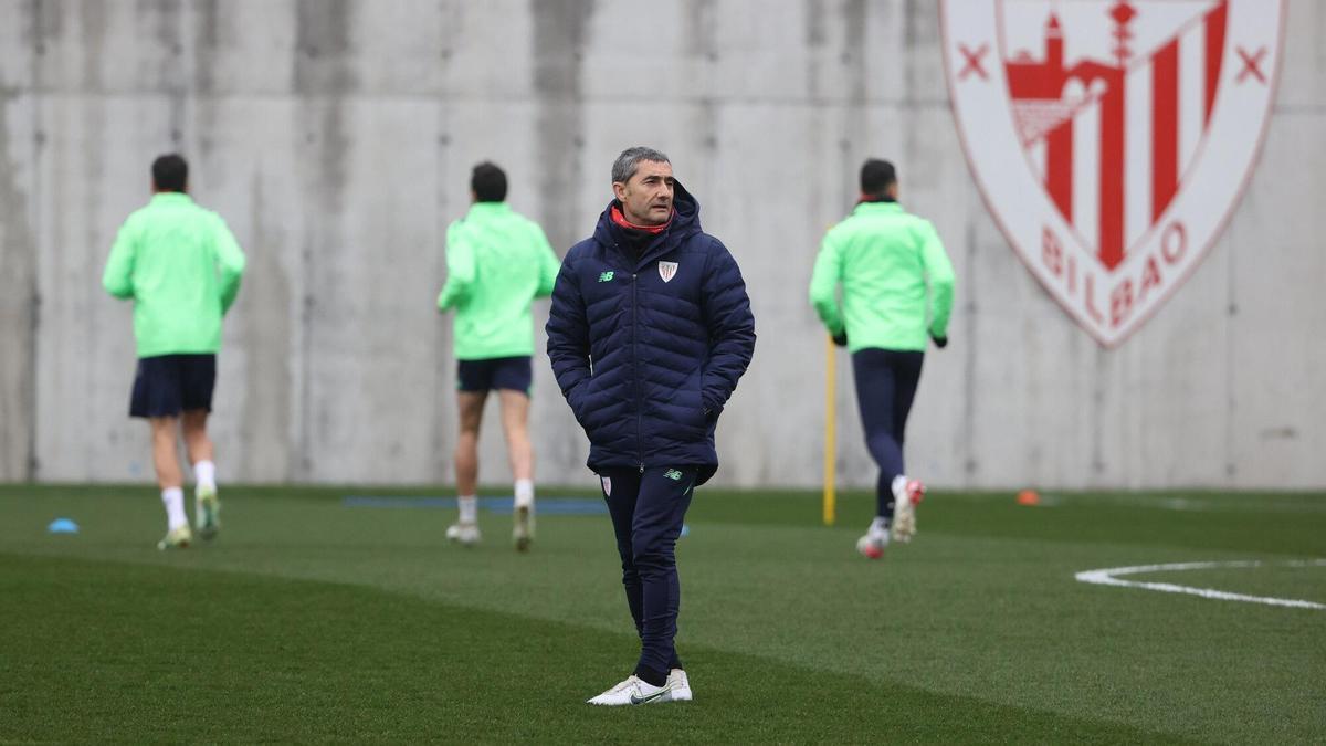 Ernesto Valverde, durante el entrenamiento de este viernes en Lezama.