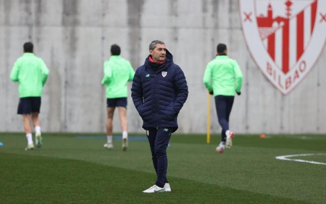 Ernesto Valverde, durante el entrenamiento de este viernes en Lezama.