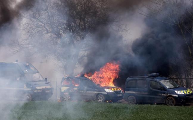Violentos enfrentamientos en una protesta ecologista en Francia Violentos enfrentamientos en una protesta ecologista en Francia