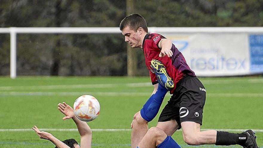 Lance de juego en el partido entre Subiza y Peña Sport.