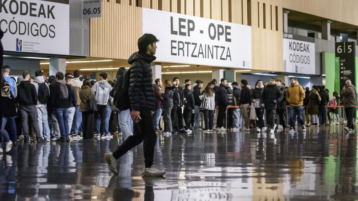Cerca de 3.200 personas se presentan al primer examen de la OPE de la 35ª promoción de la Ertzaintza.