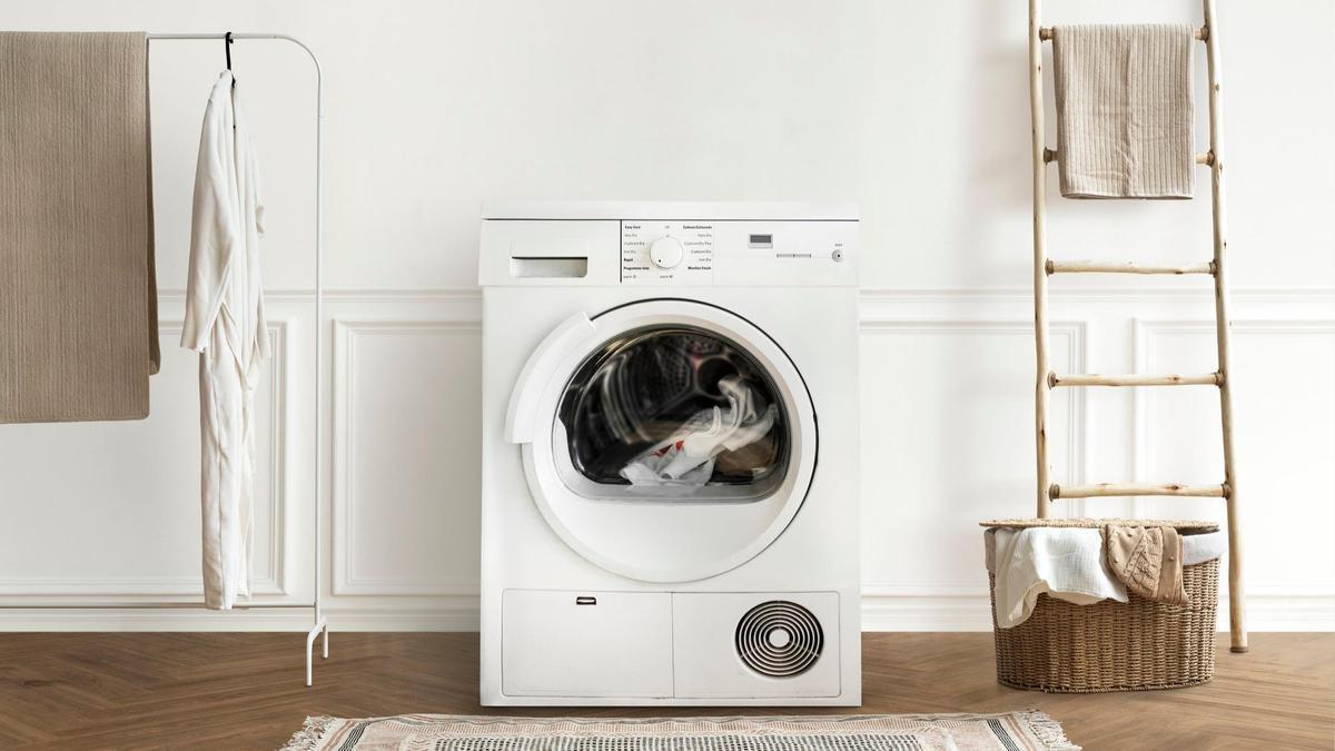 Prendas en el interior de una lavadora durante el ciclo de lavado.