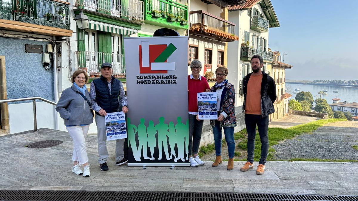 Hondarribiko Muxiko Egunaren aurkezpenean, gaur goizean egin dena, Lagun Artean eta Zumardikoak elkarteen ordezkariak eta Kultura zinegotzia den Ortzi Alonso izan dira.