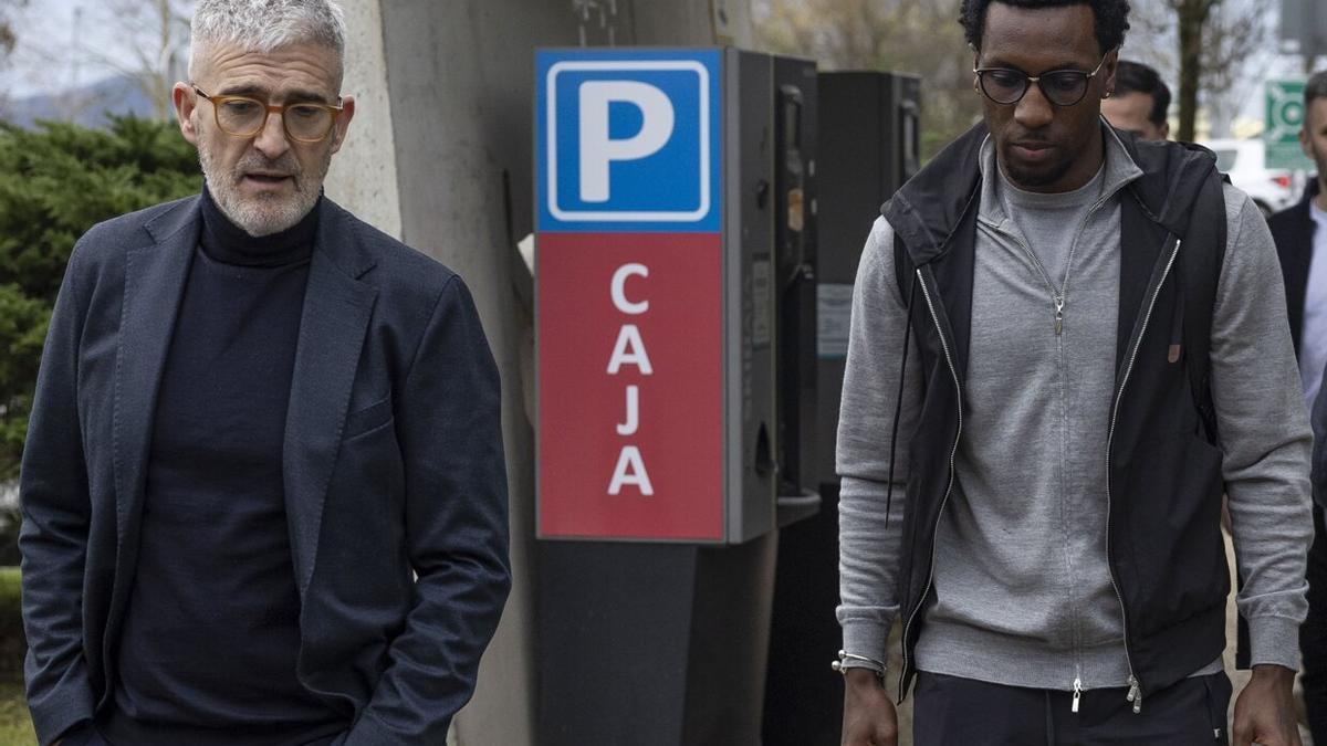 Sheraldo Becker llega al aeropuerto de Biarritz. / JAVI COLMENERO