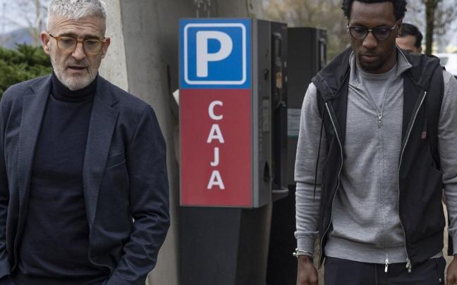 Sheraldo Becker llega al aeropuerto de Biarritz. / JAVI COLMENERO