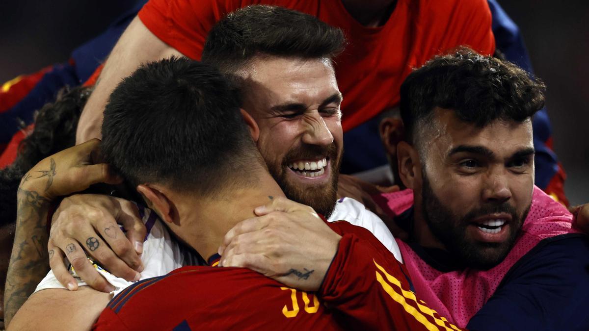 Unai Simón se abraza a varios compañeros tras ganar la Nations League