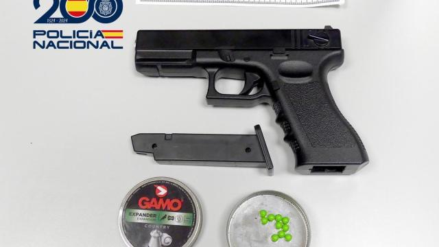 Pistola de aire comprimido intervenida al conductor detenido.