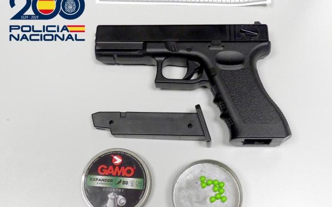 Pistola de aire comprimido intervenida al conductor detenido.