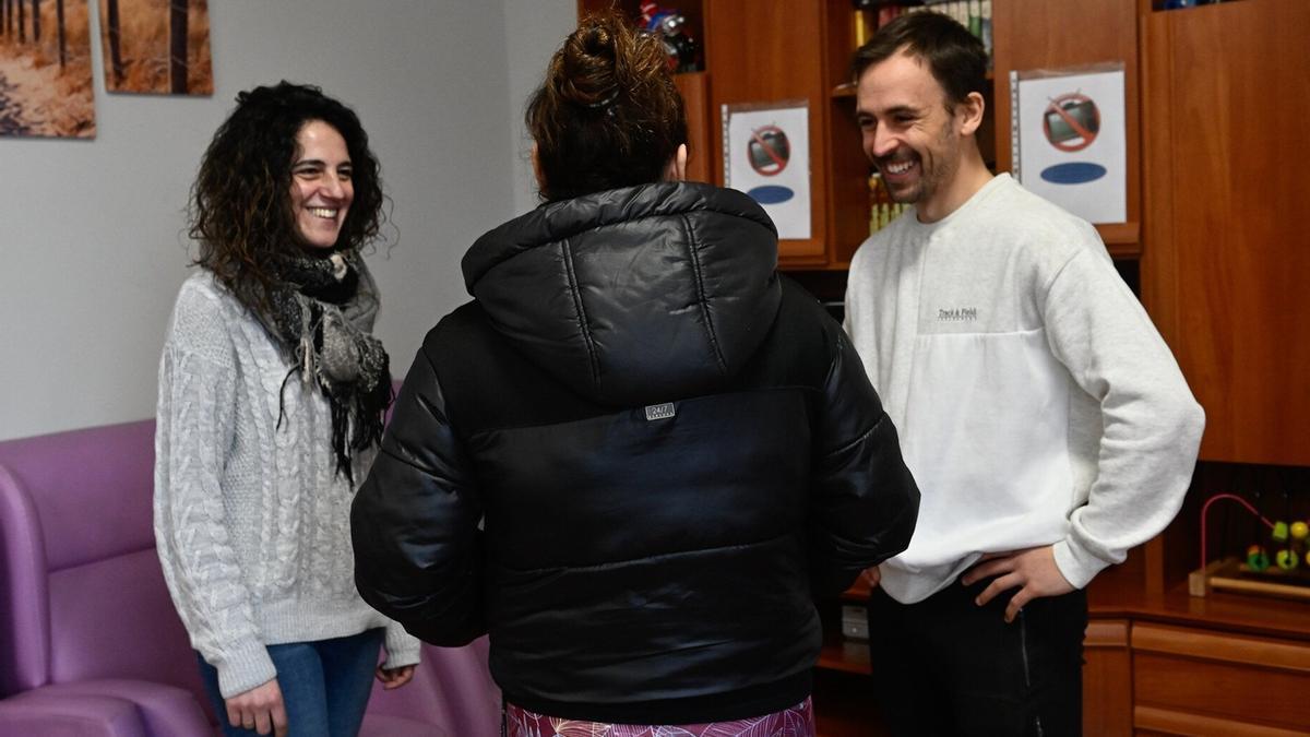 Marian y Urtzi hablan con una de las mujeres que viven en el piso.