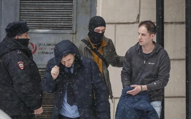 El periodista Evan Gershkovich es escoltado a la corte de Moscú.