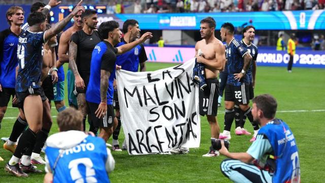 Los jugadores de la selección argentina levantaron un cartel en el que se podía leer: "Las Malvinas son argentinas".