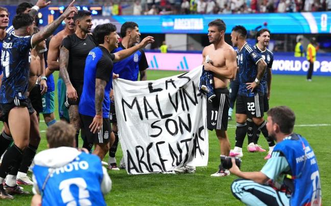 Los jugadores de la selección argentina levantaron un cartel en el que se podía leer: "Las Malvinas son argentinas".
