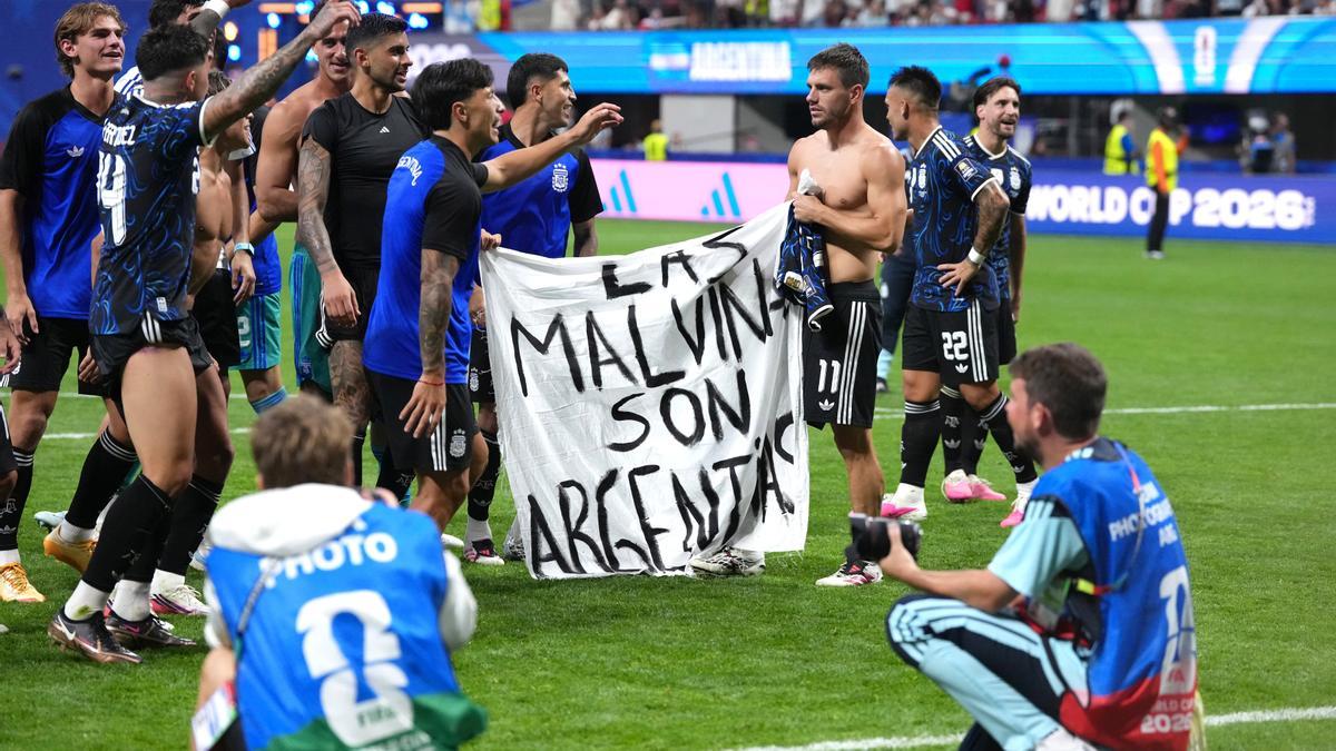 Los jugadores de la selección argentina levantaron un cartel en el que se podía leer: "Las Malvinas son argentinas".