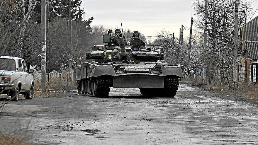 Un tanque ucraniano circula por una localidad desierta en la región de Járkov.