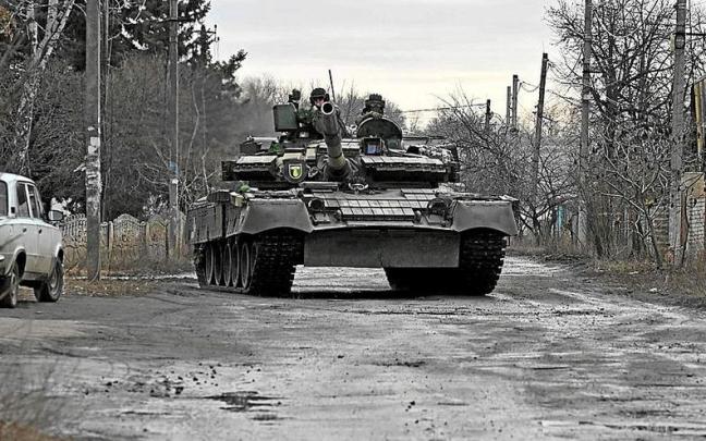 Un tanque ucraniano circula por una localidad desierta en la región de Járkov. Un tanque ucraniano circula por una localidad desierta en la región de Járkov.
