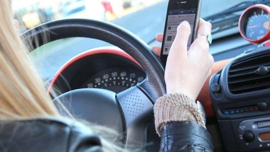Utilizar el móvil al volante estará castigado con la retirada de seis puntos del carné de conducir.