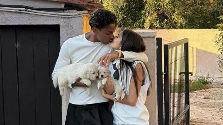Lamine Yamal compartía una fotografía en la que aparece junto a Inés mientras ambos sostienen a los cachorros y se dan un beso.