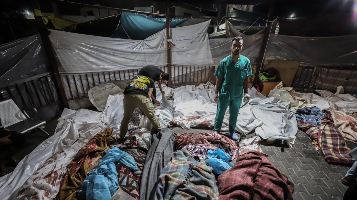 Un médico del hospital atacado en Gaza rodeado de decenas de cadáveres.