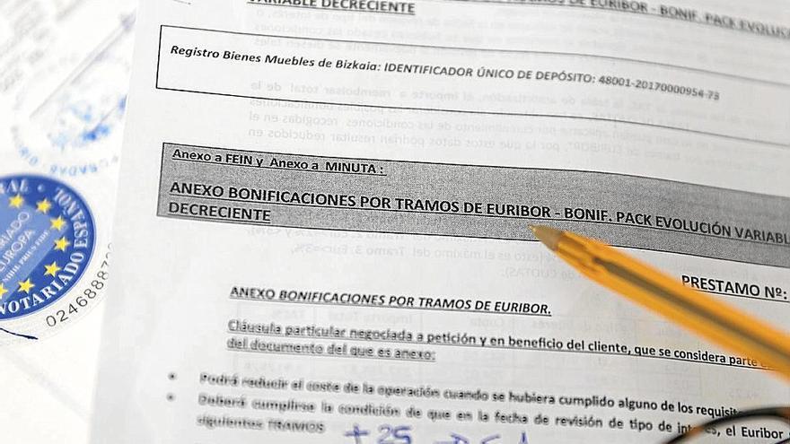 Una persona examina la documentación para la firma de una hipoteca.