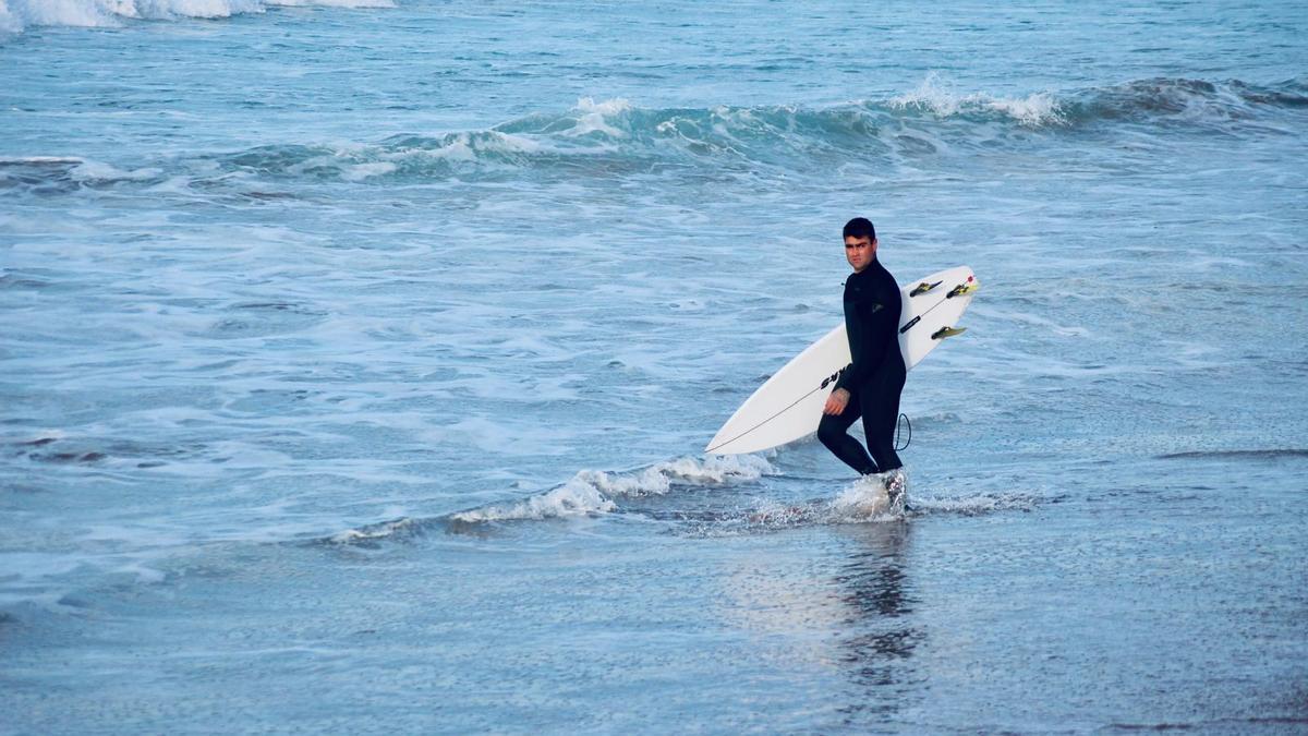 Gaizka San Miguel haciendo surf.
