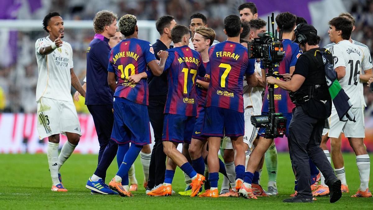 Los jugadores del Real Madrid y del Barcelona protagonizan una tangana al término del Clásico disputado en el Santiago Bernabéu.