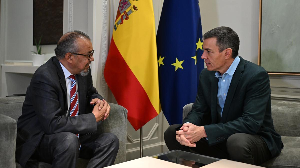 El presidente del Gobierno, Pedro Sánchez, con el director general de la Organización Mundial de la Salud (OMS), Tedros Adhanom Ghebreyesus.