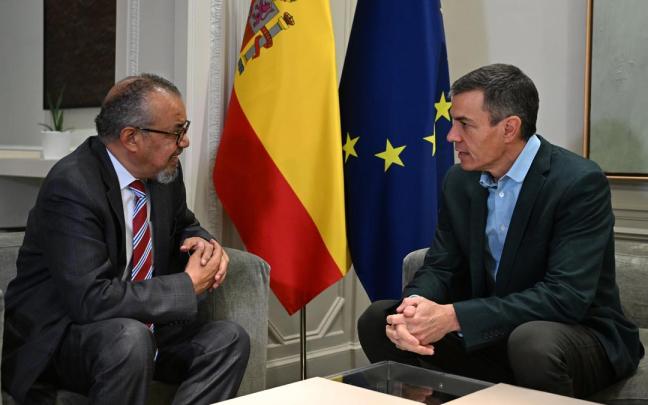 El presidente del Gobierno, Pedro Sánchez, con el director general de la Organización Mundial de la Salud (OMS), Tedros Adhanom Ghebreyesus.