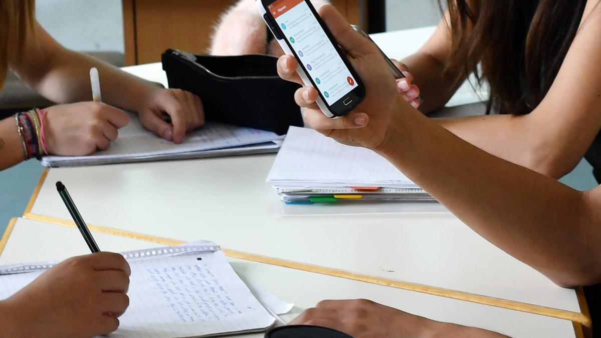 La adquisición del primer teléfono móvil, que suele producirse alrededor de los 12 años, expone al menor a contenidos difíciles de gestionar por su falta de madurez.