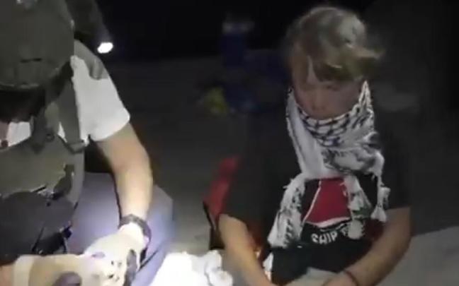 Greta Thunberg, trasladada a puerto por el Ejército de Israel tras el abordaje a la flotilla a Gaza.