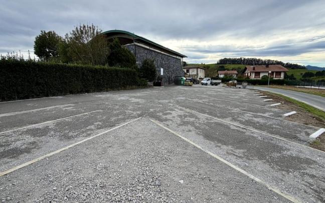 Aparcamientos de Askizu después de ser limpiados y organizados por parte del Ayuntamiento de Getaria.